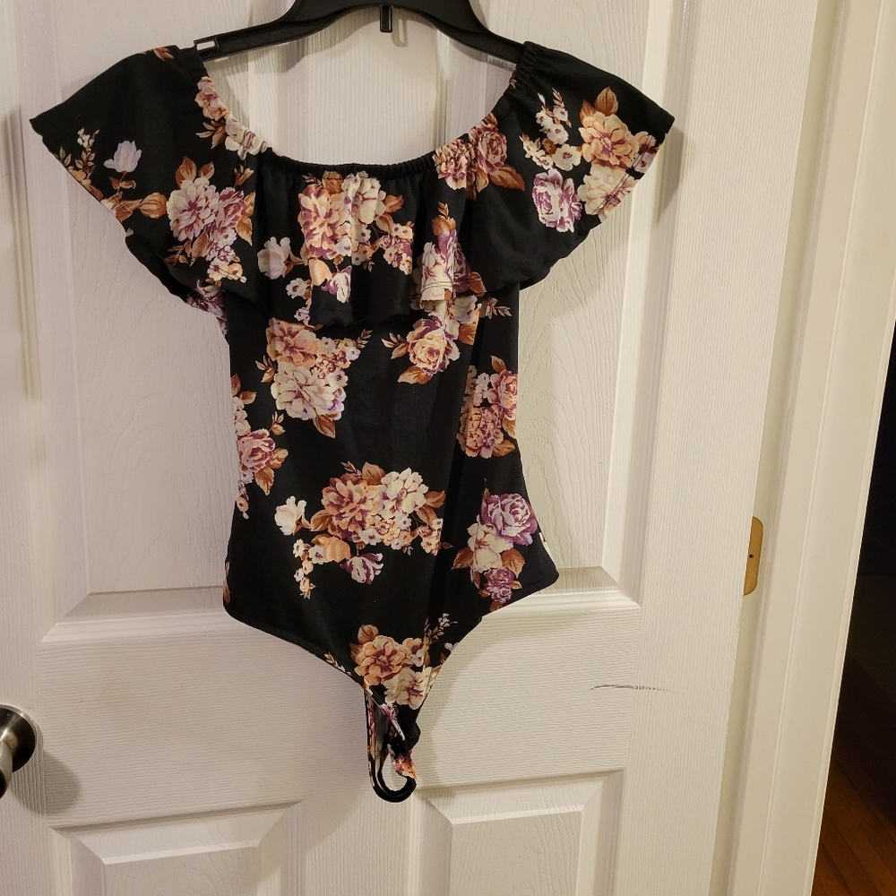 Short sleeve body suit